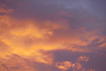 Orange-Grauer Wolkenhimmel am Morgen