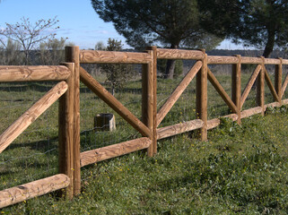 Wooden fences and fences to delimit public spaces and gardens