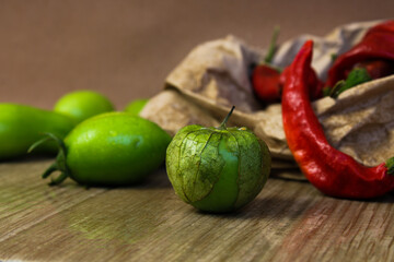 tomate y chile sobre tabla de madera 