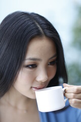 Fashion young woman drinking coffee