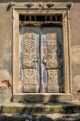 annaburg, deutschland - verwitterte haustür an einem alten haus