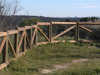 Wooden fences and fences to delimit public spaces and gardens