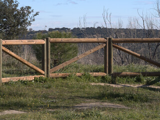 Fototapeta na wymiar Wooden fences and fences to delimit public spaces and gardens