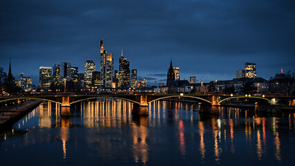 Blauestunde mit Wolken über Frankfurt Skyline	