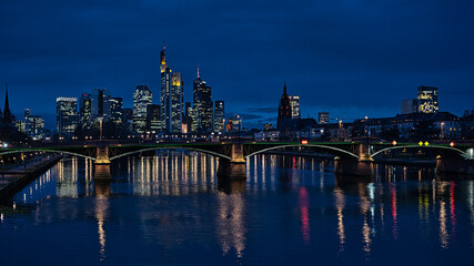 Fototapeta na wymiar Blauestunde mit Wolken über Frankfurt Skyline 