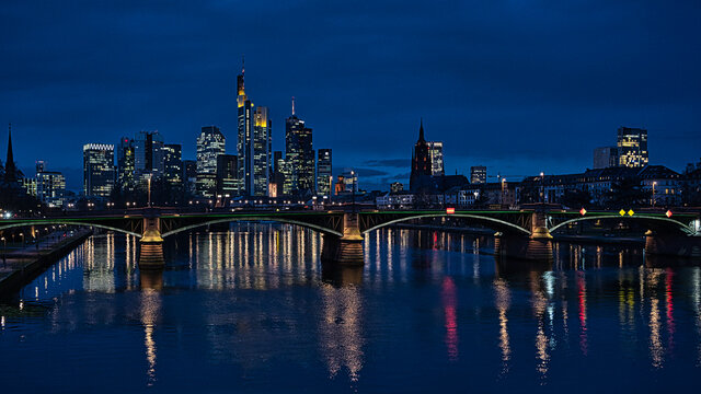 Blauestunde mit Wolken &uuml;ber Frankfurt Skyline	