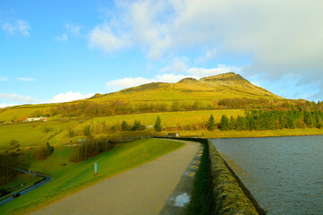 Naklejka premium Dovestone Reservoir in the winter sunshine