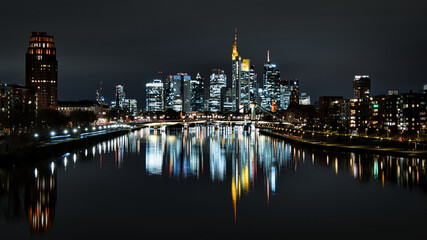 Fototapeta na wymiar Frankfurt am Main Skyline Nacht Spieglung