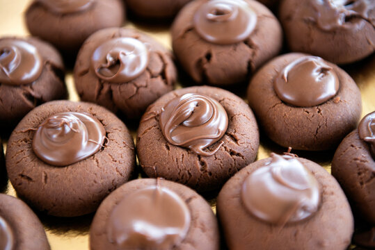 Vassoio di deliziosi pasticcini ripieni di crema al cioccolato 