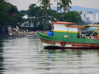 barco ancorado proximo a uma ilha de pescadores