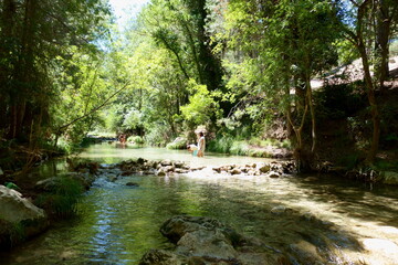 familia ba&ntilde;&aacute;ndose en rio, puente de las herrer&iacute;as, Cazorla, jaen, espa&ntilde;a. 