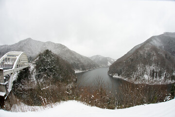 真冬のダム湖
