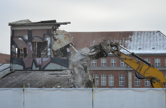 Bagger-Zange bei Abriss von Geb&auml;ude