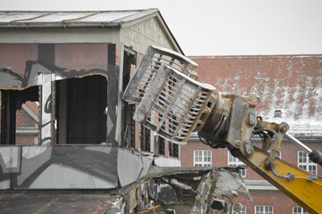 Bagger bei Abriss von altem Gebäude
