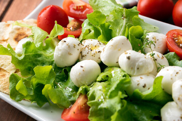 Saporita insalata fresca con mozzarelline, verdura e pomodoro 