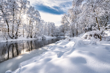 Bachlauf bei Neuschnee