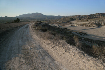 Camino hacia la montaña. Llanos de Cagitán, en el interior de Murcia.
