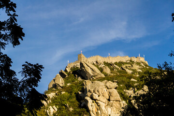 vista desde abajo del castelo dos mouros en Sintra. Portugal 