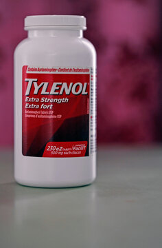 Une bouteille de m&eacute;dicament contre la douleur Tylenol en vente libre