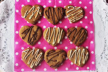 Galletas en forma de corazones con chocolate