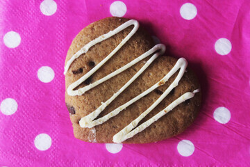 Galleta en forma de corazón con chocolate