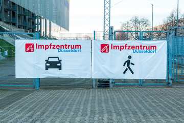 Hinweis auf das Impfzentrum in der Arena in Düsseldorf