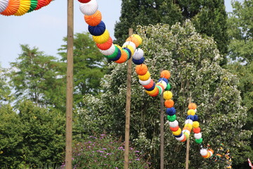 Bunte Lampions an einem Sommertag im Westfalenpark in Dortmund