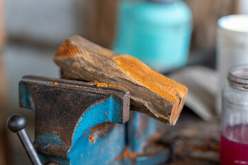 Handarbeit mit Holz in einem Schraubstock in Sri Lanka