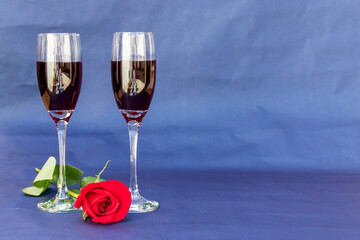 red rose and two wine glasses 