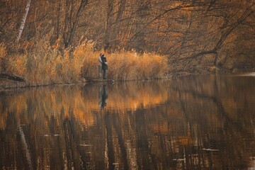 Paar an herbstlichem See