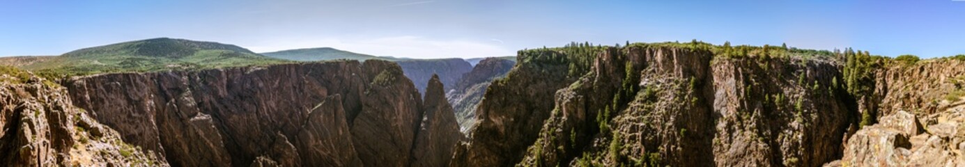 Fototapeta na wymiar Panorama view of rocky deepness of black canyon of gunnison national park at sunny day in amerika