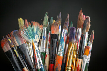 Obraz premium Brushes and paints for painting on an old background.