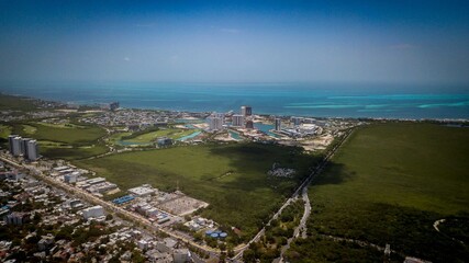 Mar caribe y Puerto Cancun desde el aire 