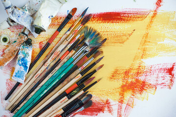 Obraz premium Brushes and paints for painting on an old background.