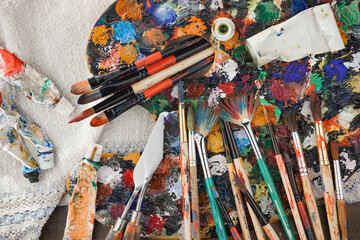 Obraz premium Brushes and paints for painting on an old background.