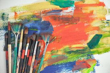 Obraz premium Brushes and paints for painting on an old background.