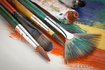 Obraz premium Brushes and paints for painting on an old background.