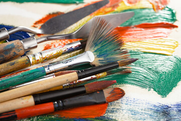 Obraz premium Brushes and paints for painting on an old background.