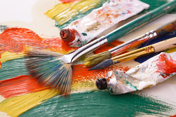 Obraz premium Brushes and paints for painting on an old background.