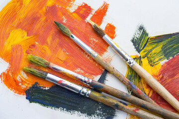 Obraz premium Brushes and paints for painting on an old background.