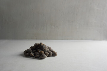perlas de propóleo en mesa de cocina vintage