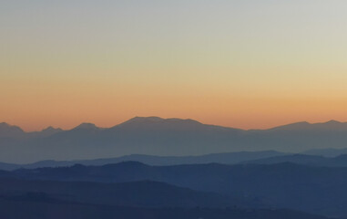 Montagne dell’Appennino in un tramonto azzurro e arancio