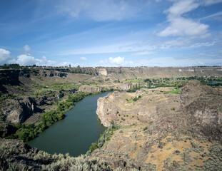 Fototapeta na wymiar Winding Snake River flowing thru the pacific northwest in the summertime on a partly cloudy day