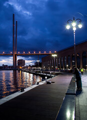 Fototapeta premium Night bridge on the embankment