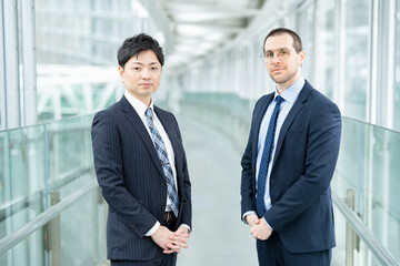 Fototapeta premium アジア人とヨーロッパ人のビジネスマン