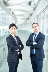 Fototapeta premium アジア人とヨーロッパ人のビジネスマン