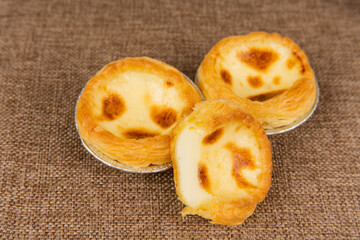 The egg tart is on the linen table