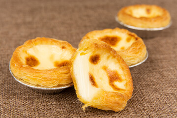 The egg tart is on the linen table