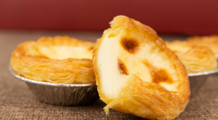 The egg tart is on the linen table