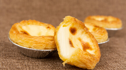 The egg tart is on the linen table